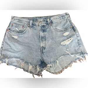 Women’s Levi’s Light Washed Distressed Jean Shorts With Fringe Size W32 grunge